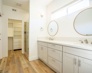5705 Jamieson Avenue - Photo Thumbnail 20