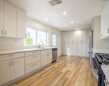 5705 Jamieson Avenue - Photo Thumbnail 8