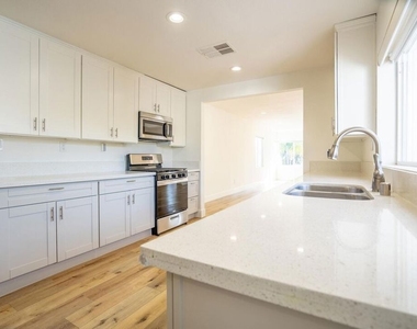 5705 Jamieson Avenue - Photo Thumbnail 6