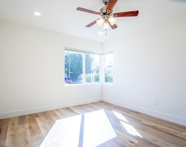 5705 Jamieson Avenue - Photo Thumbnail 13