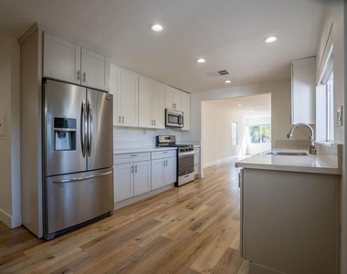 5705 Jamieson Avenue - Photo Thumbnail 7