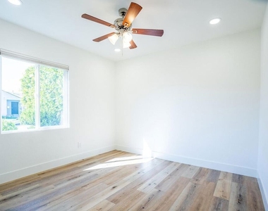 5705 Jamieson Avenue - Photo Thumbnail 12