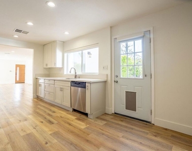 5705 Jamieson Avenue - Photo Thumbnail 9