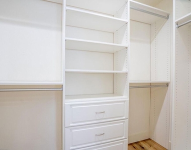 5705 Jamieson Avenue - Photo Thumbnail 24