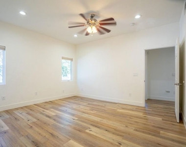 5705 Jamieson Avenue - Photo Thumbnail 10