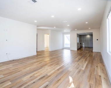 5705 Jamieson Avenue - Photo Thumbnail 2