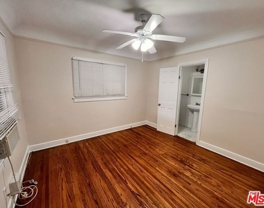 496 E 52nd Street - Photo Thumbnail 6