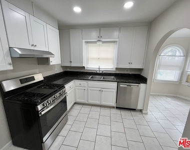 496 E 52nd Street - Photo Thumbnail 3