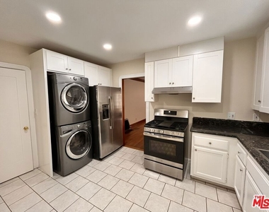 496 E 52nd Street - Photo Thumbnail 5