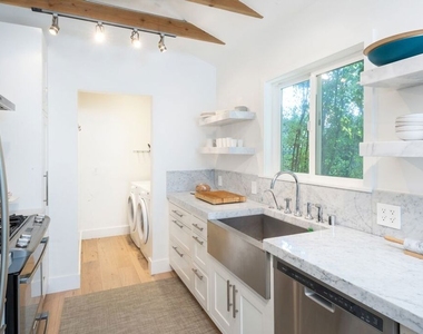 704 1/2 Vernon Avenue - Photo Thumbnail 6