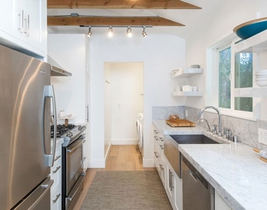 704 1/2 Vernon Avenue - Photo Thumbnail 7