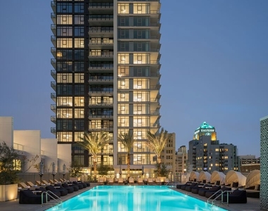 825 S Hill Street - Photo Thumbnail 55