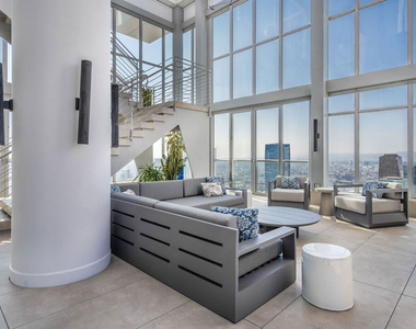 825 S Hill Street - Photo Thumbnail 10