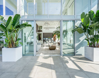 825 S Hill Street - Photo Thumbnail 12