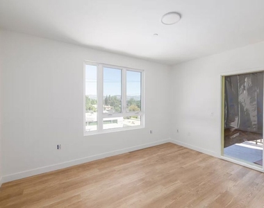 23036 Ventura Blvd - Photo Thumbnail 7