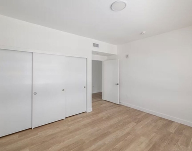 23036 Ventura Blvd - Photo Thumbnail 4
