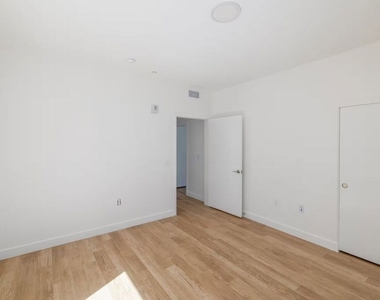 23036 Ventura Blvd - Photo Thumbnail 6