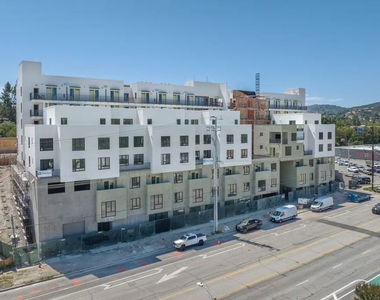 23036 Ventura Blvd - Photo Thumbnail 9
