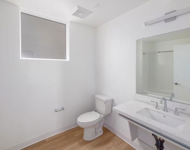 23036 Ventura Blvd - Photo Thumbnail 5