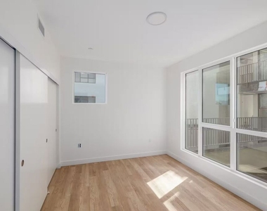 23036 Ventura Blvd - Photo Thumbnail 2