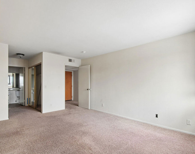1519 N Martel Avenue - Photo Thumbnail 10