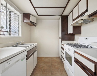 1519 N Martel Avenue - Photo Thumbnail 4