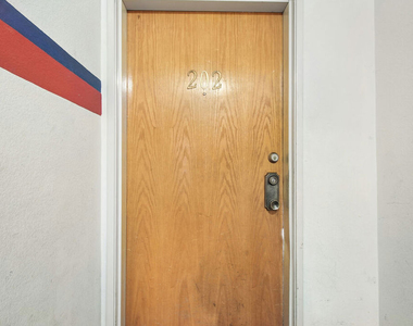 1519 N Martel Avenue - Photo Thumbnail 15