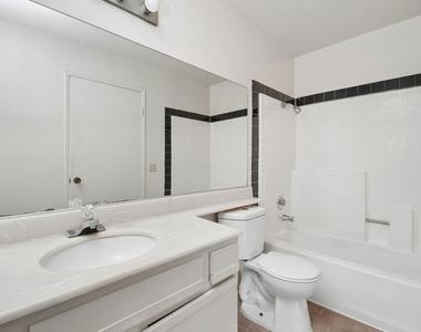 1519 N Martel Avenue - Photo Thumbnail 11