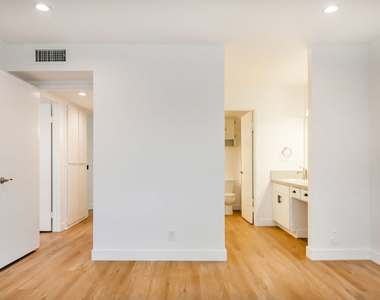 22135 Burbank Boulevard - Photo Thumbnail 25