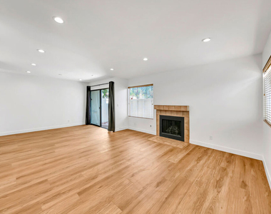 22135 Burbank Boulevard - Photo Thumbnail 3