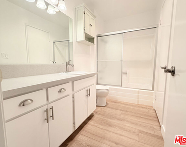 22135 Burbank Boulevard - Photo Thumbnail 32