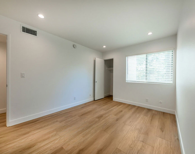 22135 Burbank Boulevard - Photo Thumbnail 22