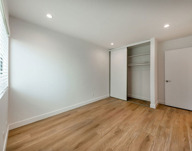 22135 Burbank Boulevard - Photo Thumbnail 22