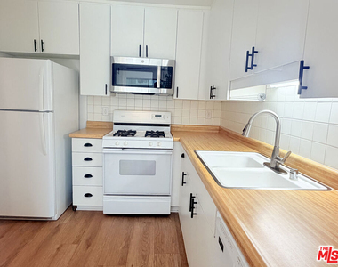 22135 Burbank Boulevard - Photo Thumbnail 10
