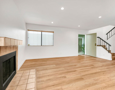 22135 Burbank Boulevard - Photo Thumbnail 4
