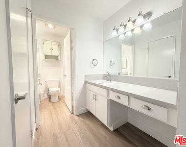 22135 Burbank Boulevard - Photo Thumbnail 27