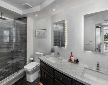 2260 N Cahuenga Boulevard - Photo Thumbnail 8