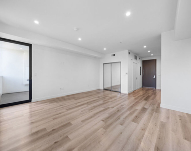 5612 Lexington Avenue - Photo Thumbnail 2