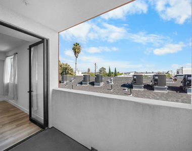 5612 Lexington Avenue - Photo Thumbnail 4