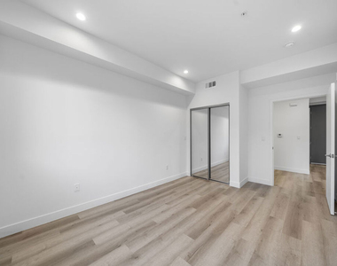 5612 Lexington Avenue - Photo Thumbnail 10