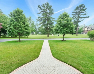 11 Plandome Drive - Photo Thumbnail 3
