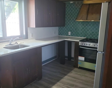 111 B Vineyard Avenue - Photo Thumbnail 2