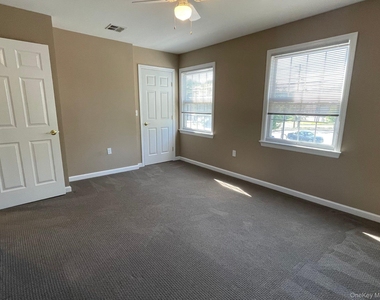 10 Colonial Avenue - Photo Thumbnail 12
