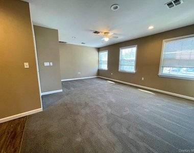 10 Colonial Avenue - Photo Thumbnail 5