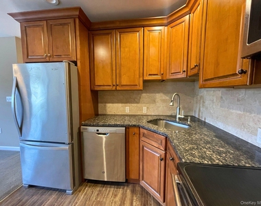 10 Colonial Avenue - Photo Thumbnail 8