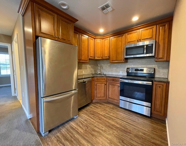 10 Colonial Avenue - Photo Thumbnail 6