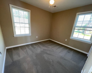 10 Colonial Avenue - Photo Thumbnail 14