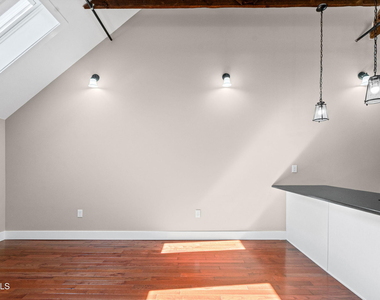 521 Warren Street - Photo Thumbnail 2