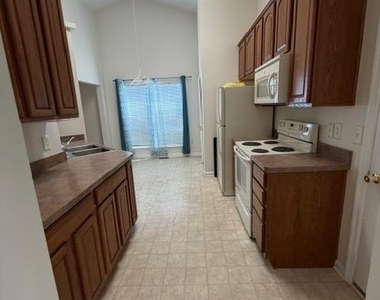 211 Dogwood Avenue - Photo Thumbnail 6