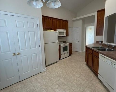211 Dogwood Avenue - Photo Thumbnail 7